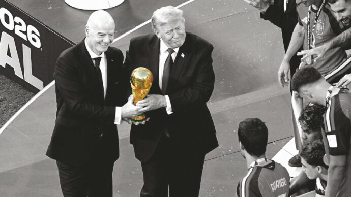 Il calcio a Trump e il declino Usa