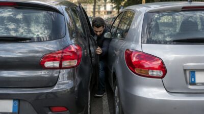 Copertina di Parcheggi troppo vicino ad un’altra auto? Rischi multa, carro attrezzi e perfino una denuncia penale