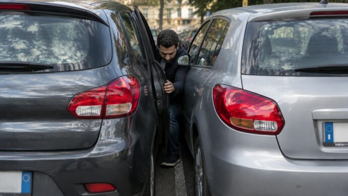 Parcheggi troppo vicino ad un’altra auto? Rischi multa, carro attrezzi e perfino una denuncia penale