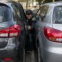Copertina di Parcheggi troppo vicino ad un’altra auto? Rischi multa, carro attrezzi e perfino una denuncia penale