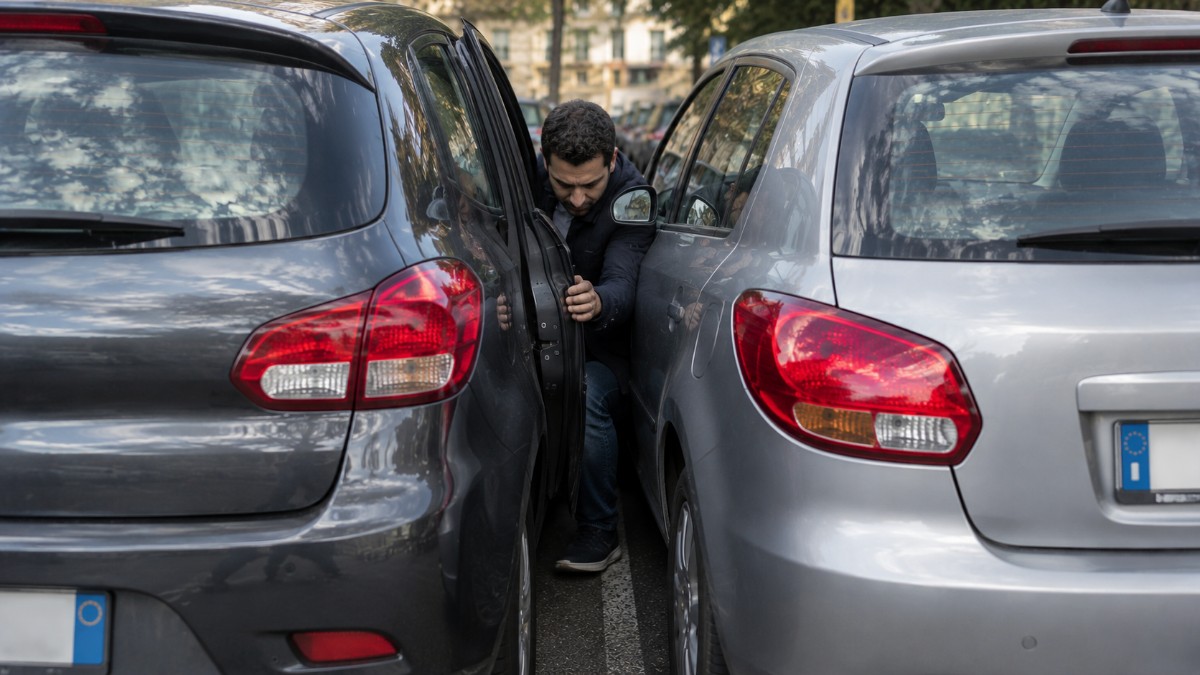 Un automobilista parcheggia troppo vicino a un’altra auto, rischiando multa, rimozione e denuncia penale