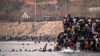 Copertina di Migranti a Ceuta, oltre 60mila arrivi: 24 morti. Sanchez: “Violata nostra sovranità territoriale”. Von der Leyen: "Inaccettabile, rimpatri rapidi"