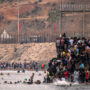 Copertina di A Ceuta continuano gli arrivi di migranti: oltre 49mila in 24 ore, 19 sono morti. Ong: “Scontri con lanci di pietre alle frontiere in Marocco”