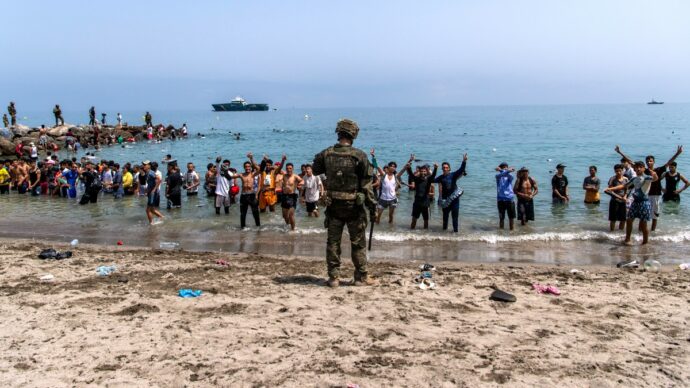 Sospensione Schengen, Conte: “Da Meloni sciacallaggio, l’Italia è colabrodo per l’ingresso dei migranti”. Tajani: “Necessaria per sicurezza”