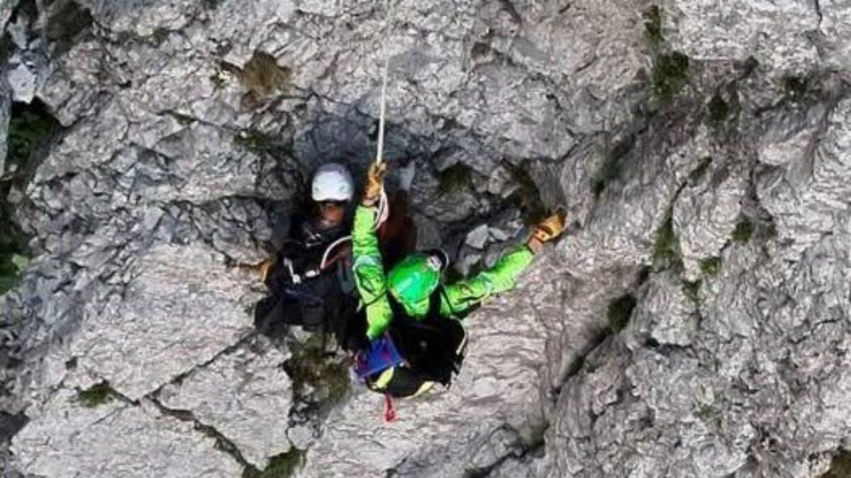 Sospeso tutta la notte insieme all’amico sul monte Pizzo d’Uccello dopo un volo nel vuoto di 30 metri: alpinista salvato dal compagno di cordata, l’incredibile salvataggio
