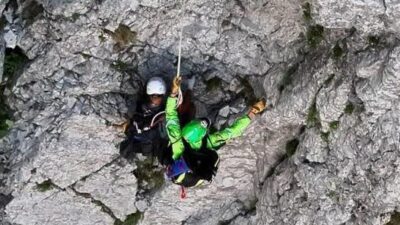 Copertina di Sospeso tutta la notte insieme all’amico sul monte Pizzo d’Uccello dopo un volo nel vuoto di 30 metri: alpinista salvato dal compagno di cordata, l’incredibile salvataggio