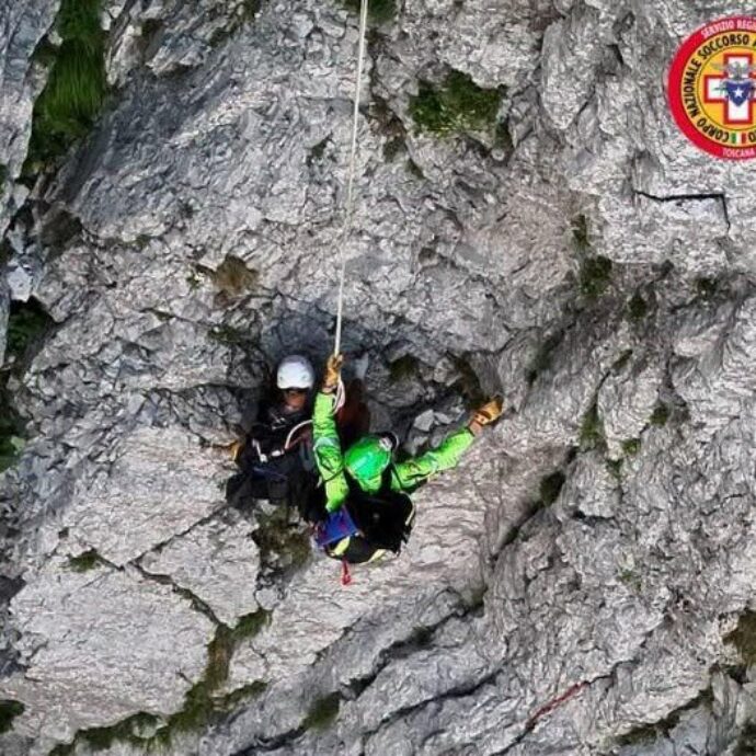 Sospeso tutta la notte insieme all’amico sul monte Pizzo d’Uccello dopo un volo nel vuoto di 30 metri: alpinista salvato dal compagno di cordata, l’incredibile salvataggio