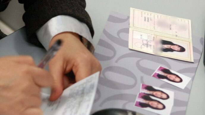 Carta d’identità cartacea, dal 3 agosto inizia l’addio: non sarà più valida per andare all’estero | Tutte le novità