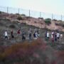 Copertina di Migranti a Ceuta, sale a 18 il numero di morti. Una “colonna umana di cinque chilometri” alla frontiera in Marocco