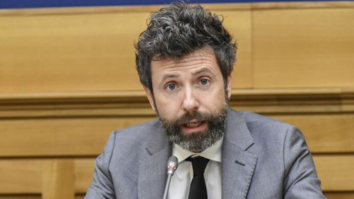Chat Delmastro bloccate, Avs-M5s-Pd: “Da Fontana gravissima lesione delle prerogative parlamentari”
