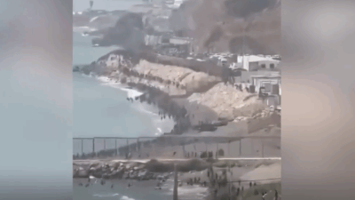 Copertina di Caos a Ceuta, le immagini delle migliaia di migranti che attraversano la frontiera per entrare nell’enclave spagnola