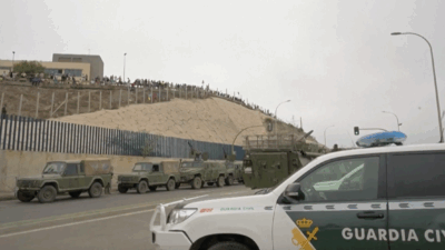 Copertina di Ceuta, migliaia di migranti tornano in Marocco dopo aver raggiunto l’enclave spagnola
