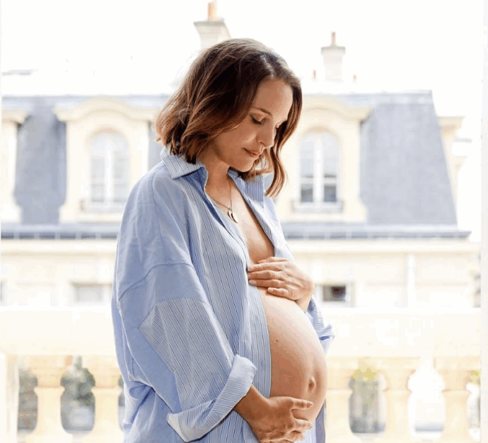 “Contando i giorni che ci separano dal nostro incontro”: Natalie Portman a 45 anni aspetta il terzo figlio, il post su Instagram con il pancione è virale