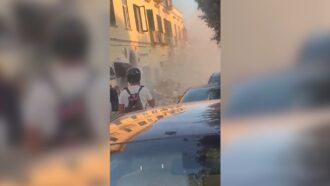 Copertina di Campi Flegrei, terremoto magnitudo 4.7: il caos e i danni in strada. Il video da Pozzuoli