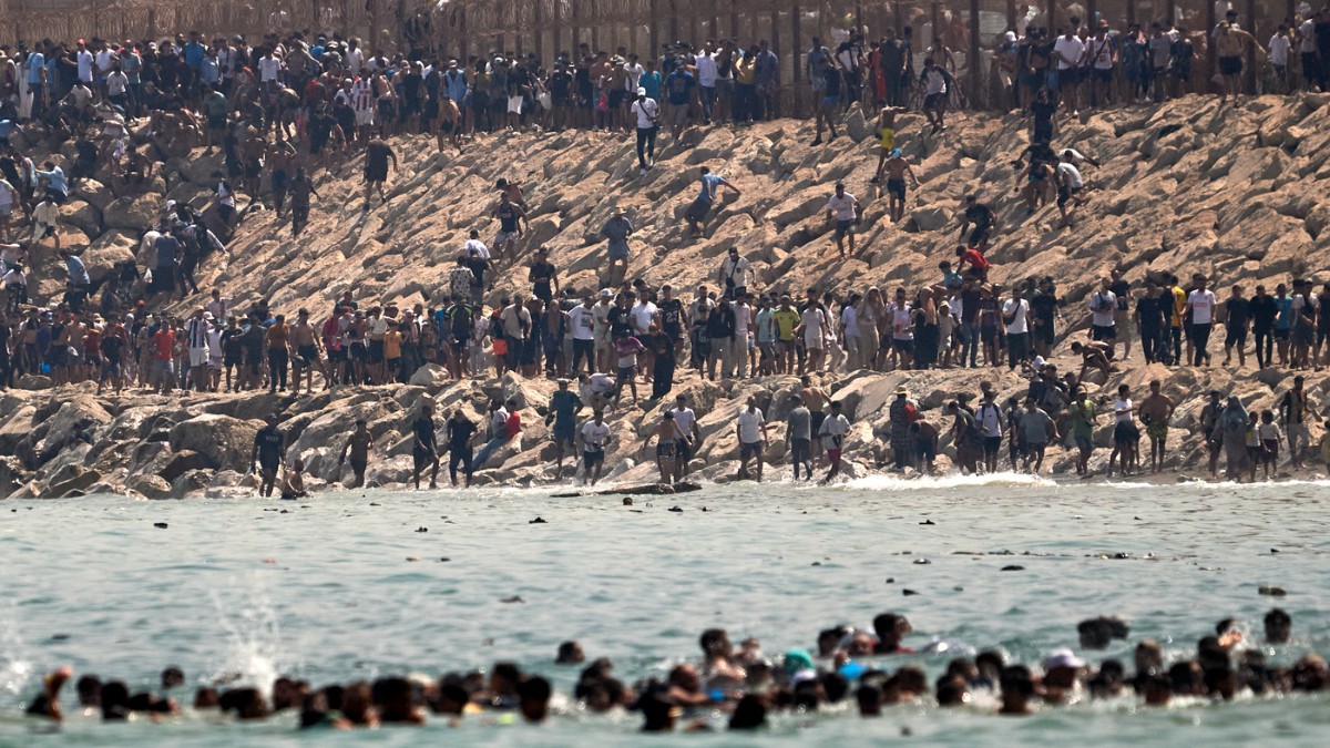 https://st.ilfattoquotidiano.it/wp-content/uploads/2026/07/31/ceuta-migranti-1200.jpg