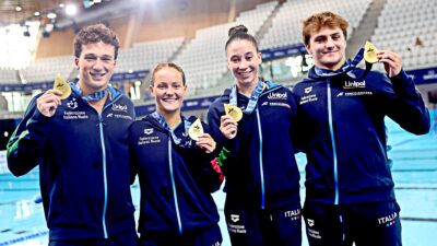 Copertina di L’Italia dei tuffi parte con il botto: oro agli Europei di Parigi nel Team Event. Super Pelligra, decisivo all’esordio a soli 17 anni