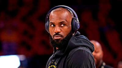 Copertina di L’assurda idea di LeBron James: vivere a New York e andare agli allenamenti a Philadelphia in elicottero. C’è già chi protesta
