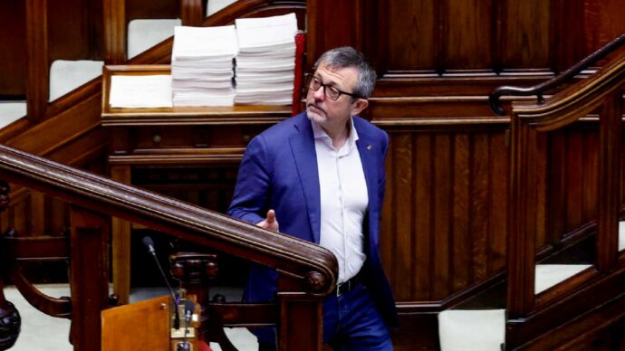 Delmastro, Fontana nega le chat. Le crepe  in FdI: “Consegnarle”