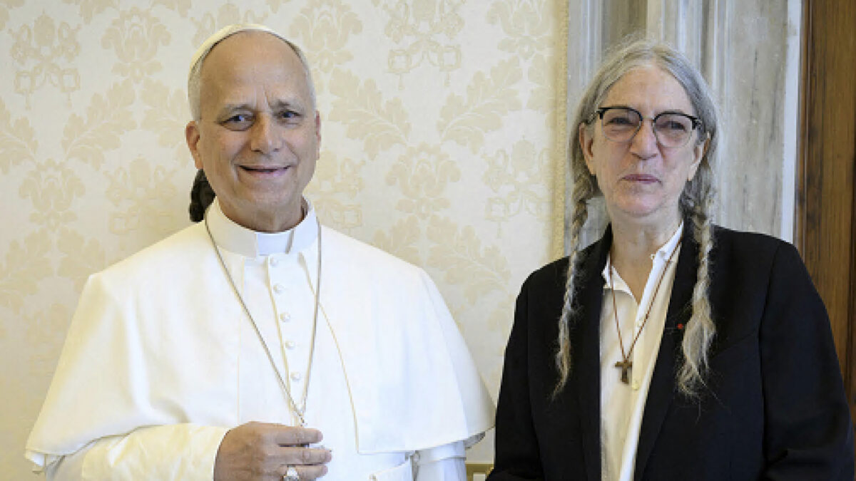 Patti Smith in Vaticano: l’incontro con Papa Leone XIV tra arte, fede e impegno civile. Sia il Pontefice sia l’artista sono originari di Chicago