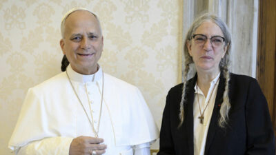 Copertina di Patti Smith in Vaticano: l’incontro con Papa Leone XIV tra arte, fede e impegno civile. Sia il Pontefice sia l’artista sono originari di Chicago