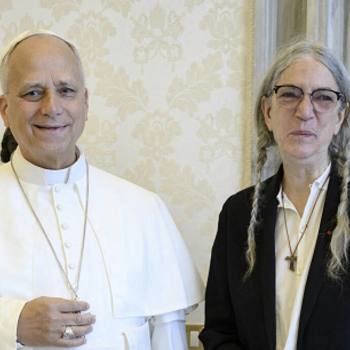 Patti Smith in Vaticano: l’incontro con Papa Leone XIV tra arte, fede e impegno civile. Sia il Pontefice sia l’artista sono originari di Chicago