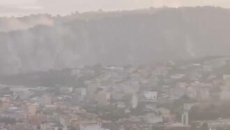 Copertina di Terremoto ai Campi Flegrei, il video dalla collina mostra i danni in tutta la zona: “Si è sentito un boato”