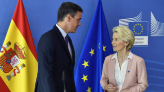 Ventidue Paesi Ue: “Valutare il ritorno di controlli alle frontiere”. Ok di von der Leyen. Sanchez: “Ignoranza e interessi politici”