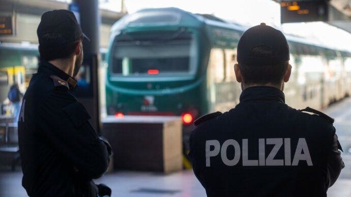 Dimentica lo zaino e prova a risalire sul treno: resta incastrato tra le porte a Milano Bovisa, gravissimo un 74enne