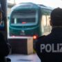 Copertina di Dimentica lo zaino e prova a risalire sul treno: resta incastrato tra le porte a Milano Bovisa, gravissimo un 74enne