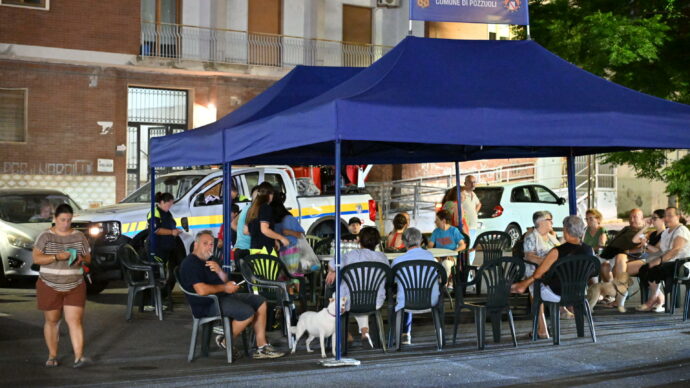 Terremoto Campi Flegrei, 22 famiglie sfollate a Pozzuoli: notte in auto o nelle aree di accoglienza. Registrate 129 scosse