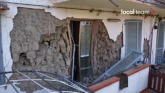 Copertina di Muri sventrati e finestre divelte: i danni del terremoto alle case del Parco Olivetti visti dall’alto