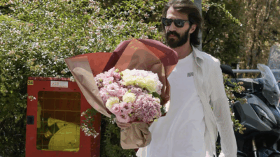 Copertina di “Sono venuto innanzitutto per vedere come stava la madre di mia figlia. L’ospedale non è un posto per bambini”:  Leonardo Maria Del Vecchio si presenta con i fiori al San Raffaele. Si accende lo scontro tra gli avvocati