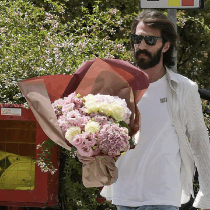 “Sono venuto innanzitutto per vedere come stava la madre di mia figlia. L’ospedale non è un posto per bambini”:  Leonardo Maria Del Vecchio si presenta con i fiori al San Raffaele. Si accende lo scontro tra gli avvocati