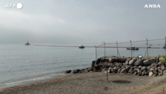 Copertina di A Ceuta vengono installate le barriere galleggianti anti-migranti. E i cittadini erigono barricate – Video