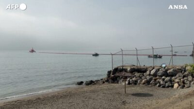 Copertina di A Ceuta vengono installate le barriere galleggianti anti-migranti. E i cittadini erigono barricate – Video