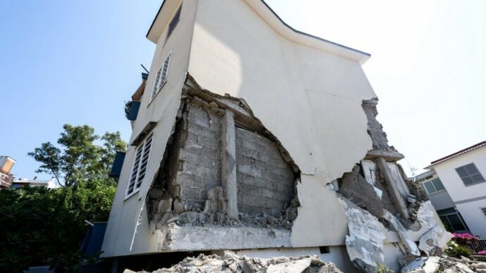 Terremoto Campi Flegrei, l’esperto del Cnr: “Non si possono escludere scosse più forti”