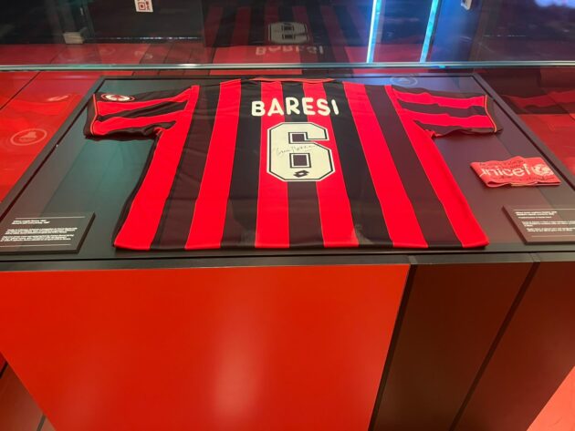 Il piccolo altare laico per Franco Baresi: l’affetto dei tifosi con foto, rose, disegni, palloncini. “6 per sempre con noi”