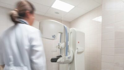 Copertina di Asl Napoli, bando  su misura alla figlia del ‘re della Sanità’. Nonostante tre bocciature l’erede dell’ex assessore resta al suo posto