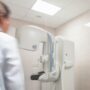 Copertina di Asl Napoli, bando  su misura alla figlia del ‘re della Sanità’. Nonostante tre bocciature l’erede dell’ex assessore resta al suo posto