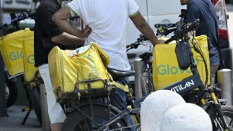 Copertina di Glovo, per la Procura di Milano gli aumenti dei compensi sono solo sulla carta. “Il 30 per cento del lavoro non viene retribuito”