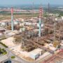 Copertina di Ex Ilva, a Taranto lettera di licenziamento per 2500 lavoratori dell’indotto. I sindacati: “Rischio bomba sociale”. E chiedono aiuto al governo (che a distanza di 100km festeggia la sua longevità)