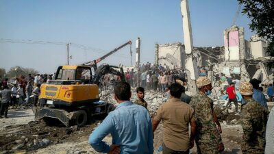 Copertina di Una bomba  di 900 kg stermina una famiglia