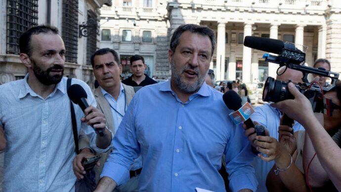 Salvini ritorna alla “Bestia”, ma sui social volano insulti. La crisi del leader della Lega