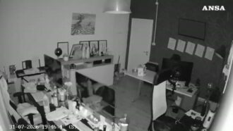 Copertina di Terremoto ai Campi Flegrei: il momento della scossa ripreso dalle telecamere di sorveglianza