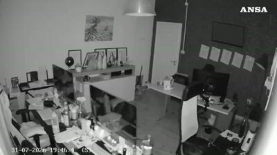 Copertina di Terremoto ai Campi Flegrei: il momento della scossa ripreso dalle telecamere di sorveglianza
