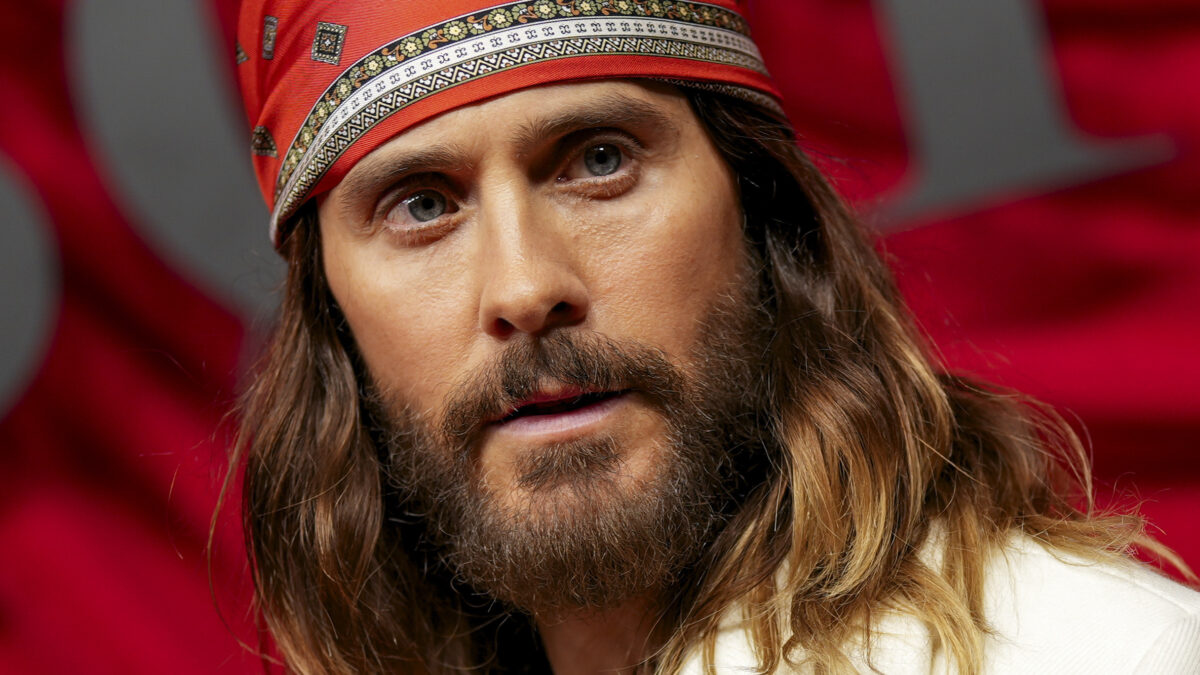 “Mi ha bloccata in auto dopo il mio rifiuto. Due mesi dopo mi ha mandato un selfie semi-nudo a notte fonda, bombardandomi di messaggi”: una barista accusa Jared Leto