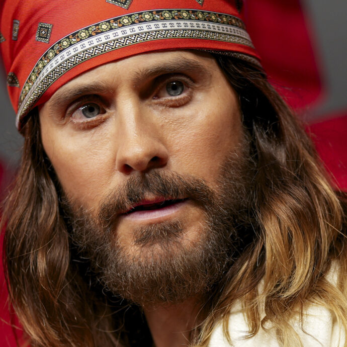 “Mi ha bloccata in auto dopo il mio rifiuto. Due mesi dopo mi ha mandato un selfie semi-nudo a notte fonda, bombardandomi di messaggi”: una barista accusa Jared Leto