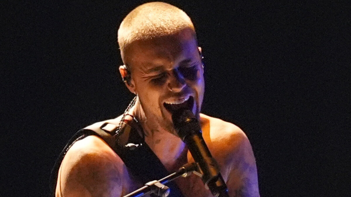 Justin Bieber “stregato” dalla Sicilia come Mick Jagger e Whoopi Goldberg. La popstar tra Google Camp, ville extra-lusso e fughe romantiche a Panarea con Hailey