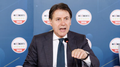 Copertina di Conte sfida il Pd: “Sulle armi all’Ucraina decideremo con le primarie”. Rabbia dei “falchi” dem: “Così spacca la coalizione”