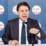 Copertina di Conte sfida il Pd: “Sulle armi all’Ucraina decideremo con le primarie”. Rabbia dei “falchi” dem: “Così spacca la coalizione”